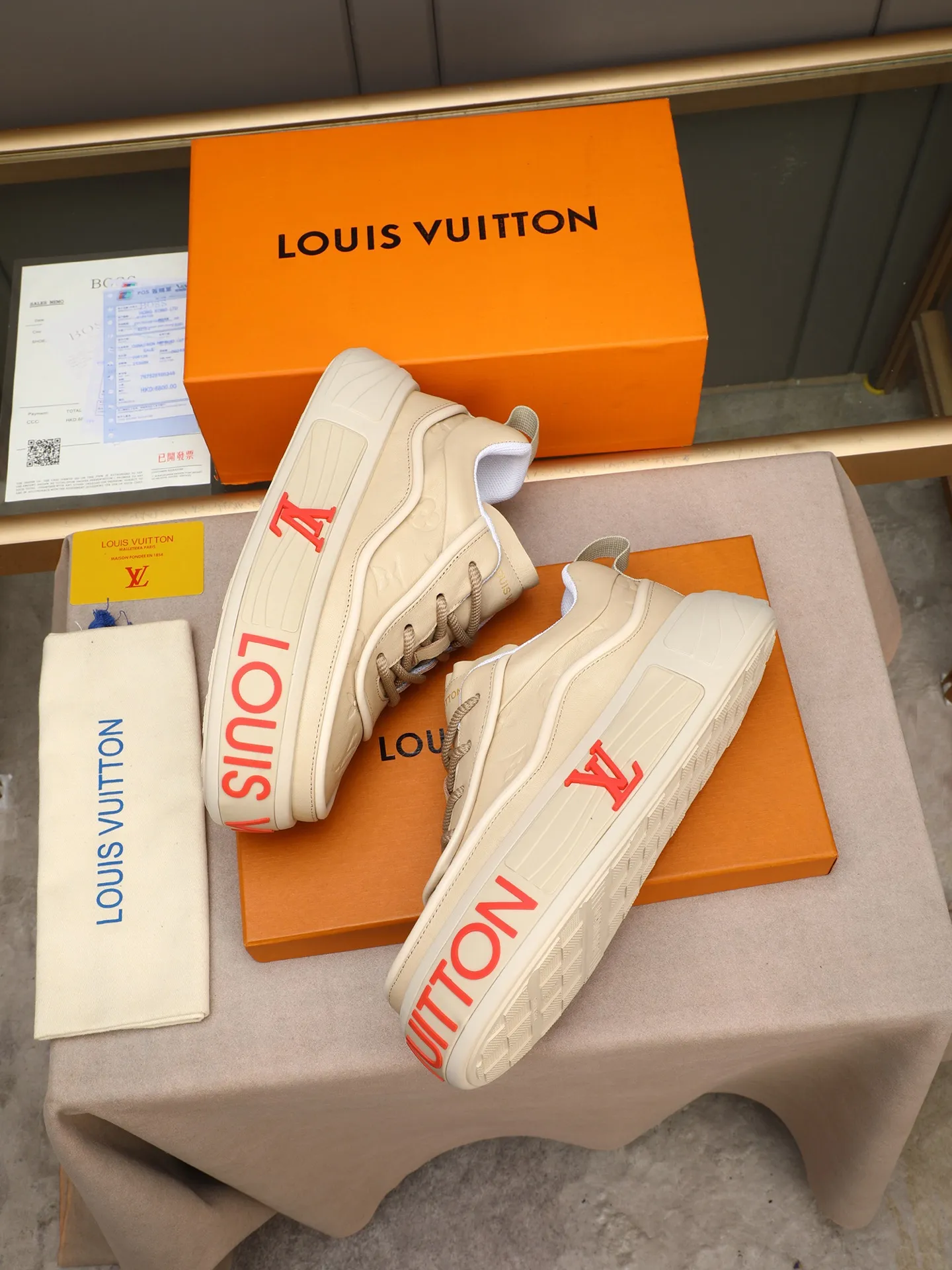 Men's men's shoes 💰560 LV are fashionable and fashionable, and the uppers are made of imported cowhide embossing! Super trendy design! It’s eye-catching! The leather is soft, delicate, shiny and translucent, showing the ultimate in pure handcraftsmanship, and the mesh is soft, comfortable and breathable! Size: 39-44 (38 45 customized)